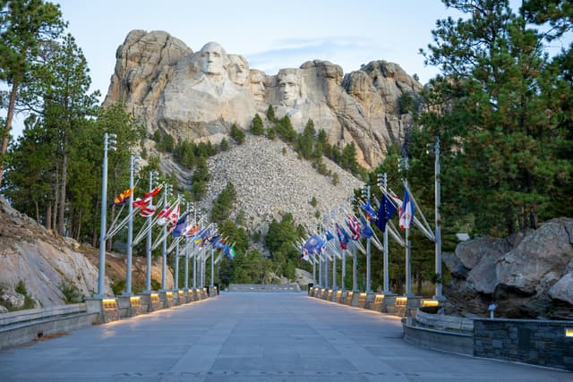 Картинка к новости «США приостановили выдачу иммиграционных виз гражданам 75 стран с 21 января 2026 года»